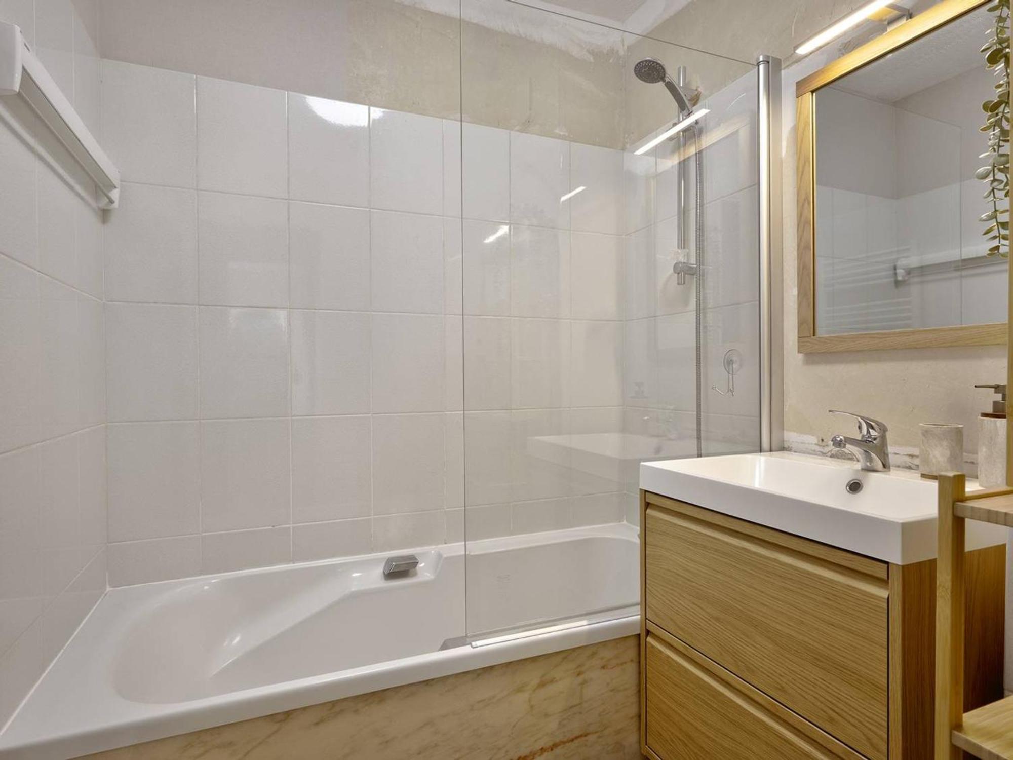 Arcachon: T2 Residentiel Pres Plage, 2 Balcons - Fr-1-433-137