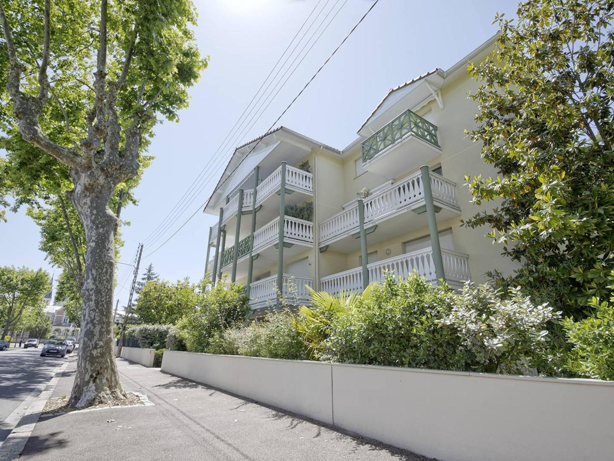 Arcachon: T2 Residentiel Pres Plage, 2 Balcons - Fr-1-433-137 *